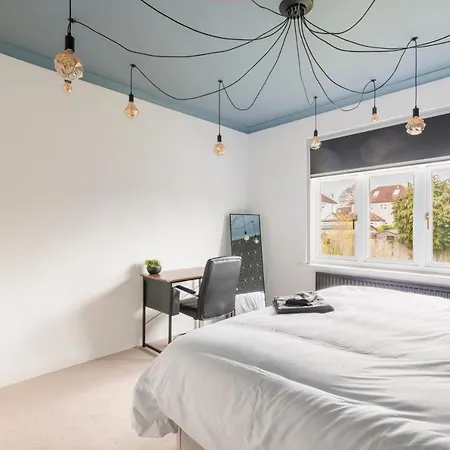 شقة Surrey - 5 Bedroom House, Cr5, Contractors Welcome, Sleeps 12, Near Town Centre, Train Stations And Gatwick Airport
