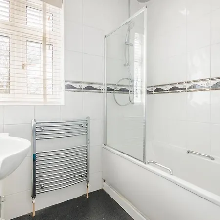 Surrey - 5 Bedroom House, Cr5, Contractors Welcome, Sleeps 12, Near Town Centre, Train Stations And Gatwick Airport شقة كولسدون