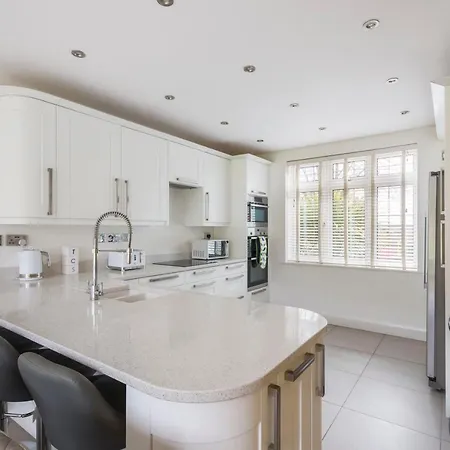 Surrey - 5 Bedroom House, Cr5, Contractors Welcome, Sleeps 12, Near Town Centre, Train Stations And Gatwick Airport شقة
