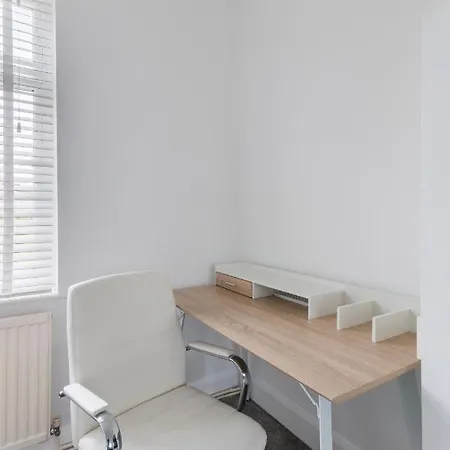 Surrey - 5 Bedroom House, Cr5, Contractors Welcome, Sleeps 12, Near Town Centre, Train Stations And Gatwick Airport شقة