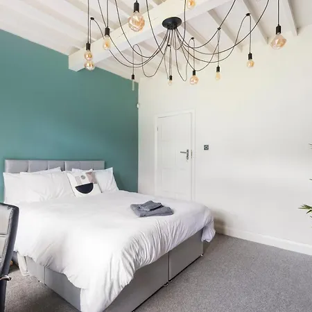 Surrey - 5 Bedroom House, Cr5, Contractors Welcome, Sleeps 12, Near Town Centre, Train Stations And Gatwick Airport *