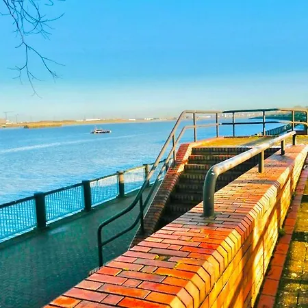 Near Thames River Apartment