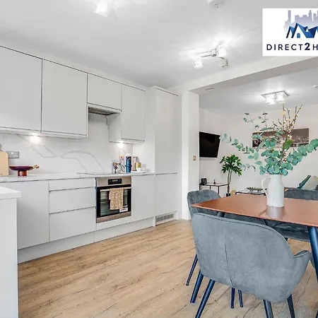 Stylish West Oasis: Two-bedroom With Workspace * London