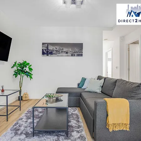 Stylish West Oasis: Two-bedroom With Workspace Apartment London