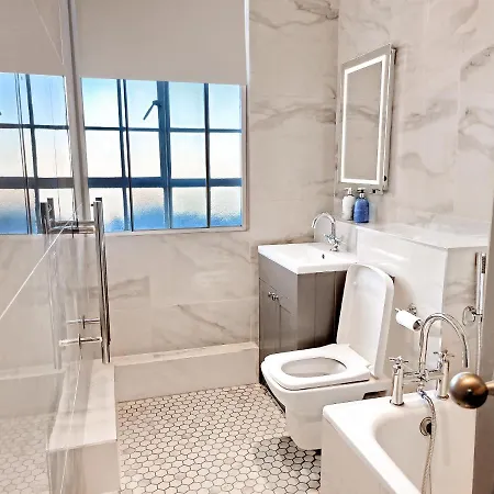 Chelsea Flat 10 Mins Harrods, Balcony, Gym, Air Conditioning London