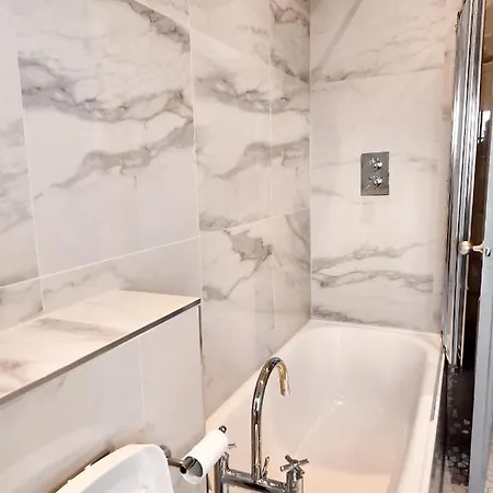 Chelsea Flat 10 Mins Harrods, Balcony, Gym, Air Conditioning Apartment