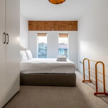 Trendy Elephant And Castle Apartment London