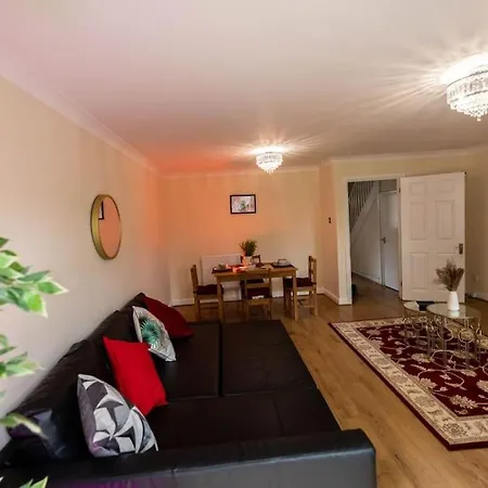 3 Bedrooms House-sofabed-parking-bbqstove-garden Apartment