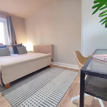 Luxury 3br Apt, Close To Excel, O2, Airport! *