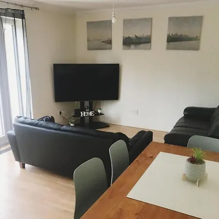 Apartment Jb Family & Contractor Stays, Free Parking