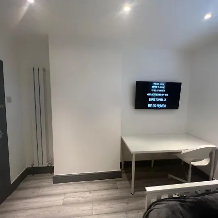 Guest house In Modernised Victorian House Croydon