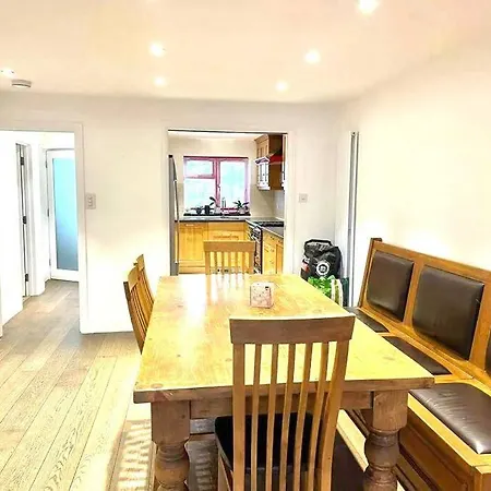 Holiday home Huge Modern Family London