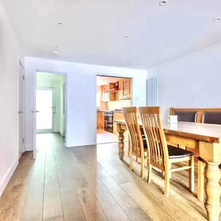 Holiday home Huge Modern Family London *