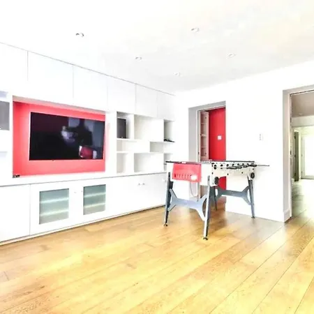 Huge Modern Family London