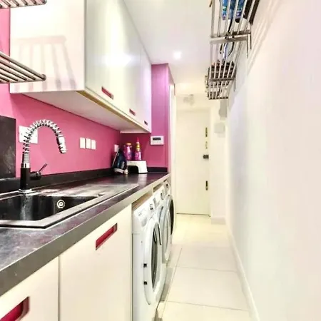 Huge Modern Family London * Finchley