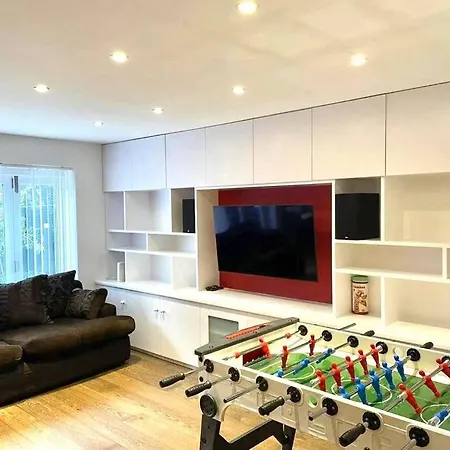 Huge Modern Family London Holiday home *