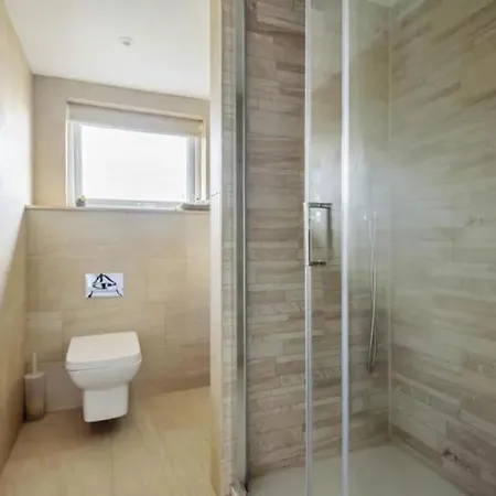 Huge Modern Family London Holiday home *