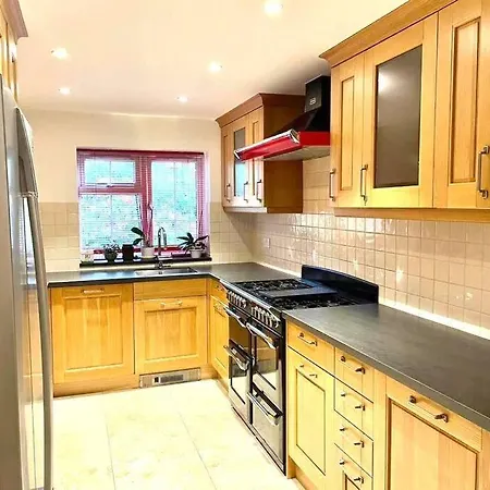 Huge Modern Family London * Finchley