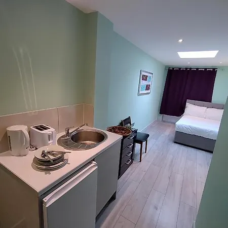 Letzi Premium Cozy Retreat Private En-suite Rooms, Heathrow Airport * Hayes (Greater London)