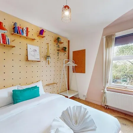 Enchanting 3 Bedroom House With Garden In Leyton Holiday home London