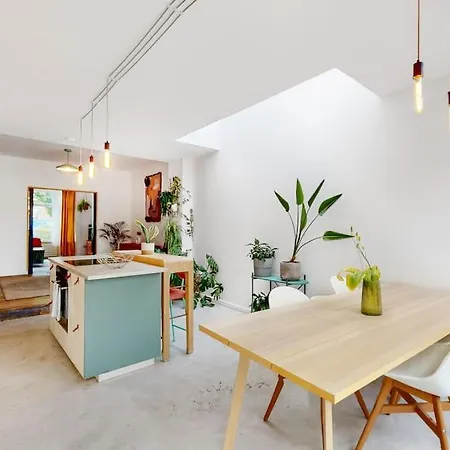 Enchanting 3 Bedroom House With Garden In Leyton