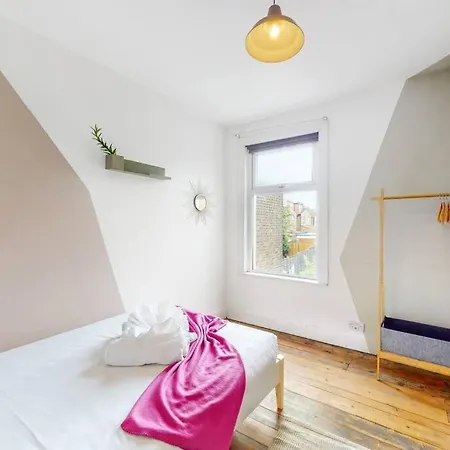 Holiday home Enchanting 3 Bedroom House With Garden In Leyton London