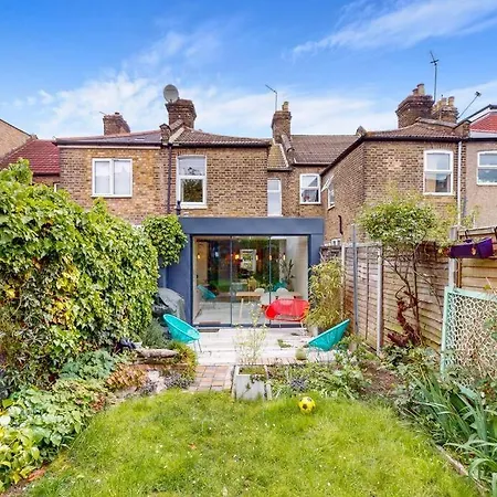 Holiday home Enchanting 3 Bedroom House With Garden In Leyton