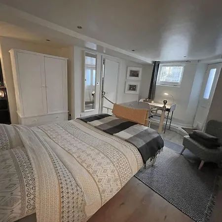 Cute Basement Studio * London