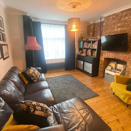Three Bedroom Family With Garden In Walthamstow *