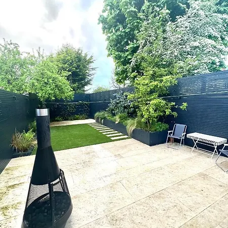Huge Modern Family London Finchley
