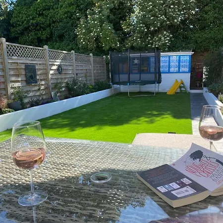 Three Bedroom Family With Garden In Walthamstow Holiday home