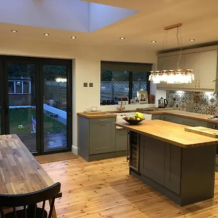 Three Bedroom Family With Garden In Walthamstow Holiday home