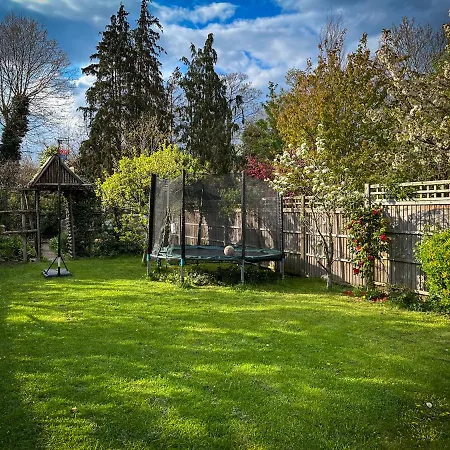 Three Bedroom House With Large Garden A Short Stroll From Richmond's Riverside Pubs And Restaurants *