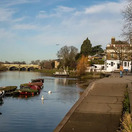 Three Bedroom House With Large Garden A Short Stroll From Richmond's Riverside Pubs And Restaurants