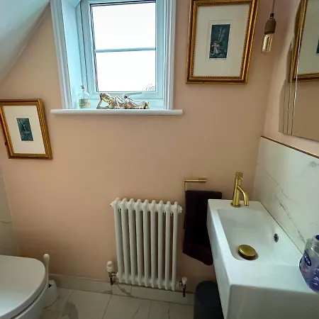 Three Bedroom House With Large Garden A Short Stroll From Richmond's Riverside Pubs And Restaurants