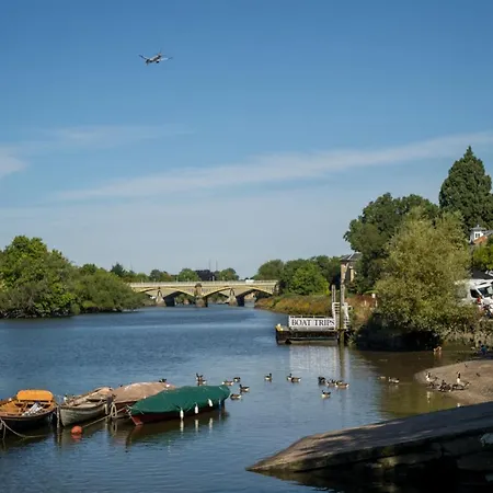Holiday home Three Bedroom House With Large Garden A Short Stroll From Richmond's Riverside Pubs And Restaurants