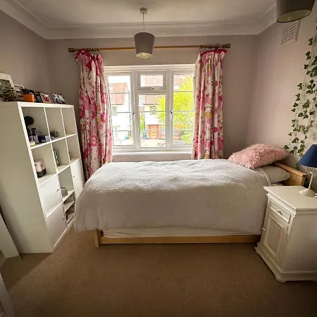 Three Bedroom House With Large Garden A Short Stroll From Richmond's Riverside Pubs And Restaurants Richmond (Greater London)