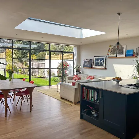 Three Bedroom House With Large Garden A Short Stroll From Richmond's Riverside Pubs And Restaurants *