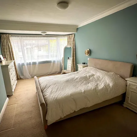 Three Bedroom House With Large Garden A Short Stroll From Richmond's Riverside Pubs And Restaurants Holiday home Richmond (Greater London)