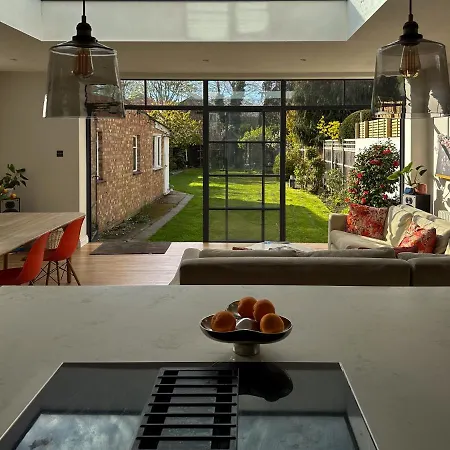 Three Bedroom House With Large Garden A Short Stroll From Richmond's Riverside Pubs And Restaurants Richmond (Greater London)