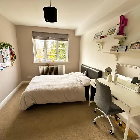 Three Bedroom House With Large Garden A Short Stroll From Richmond's Riverside Pubs And Restaurants