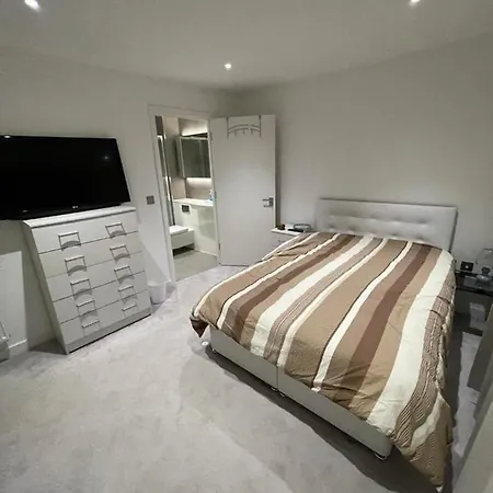 Apartament Brand New 2 Bedroom Hanwell