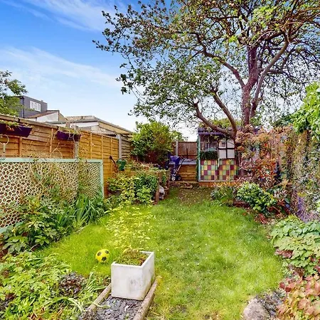 Enchanting 3 Bedroom House With Garden In Leyton Holiday home *