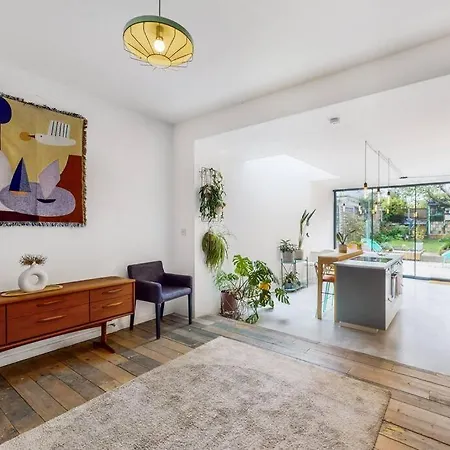 Enchanting 3 Bedroom House With Garden In Leyton *