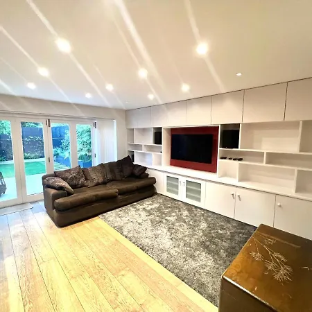 Holiday home Huge Modern Family London Finchley