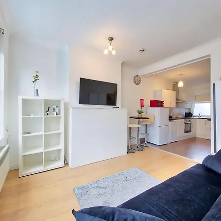 Stunning One Bedroom Studio In Tooting Broadway Apartment *