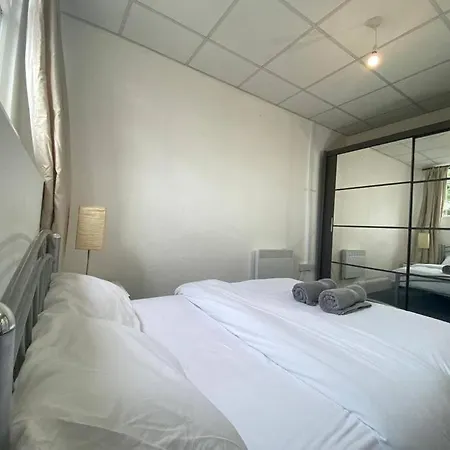 1 Spacious 2-bed Apartment Barnet