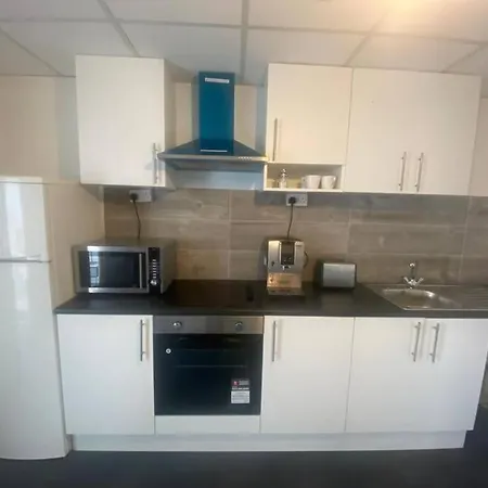 1 Spacious 2-bed Apartment *
