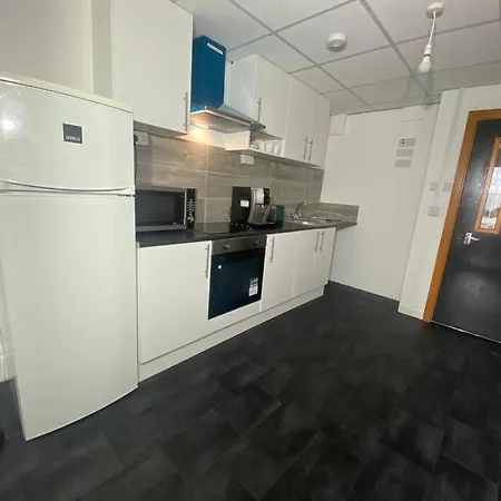 1 Spacious 2-bed *