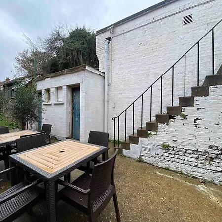 1 Spacious 2-bed Apartment *